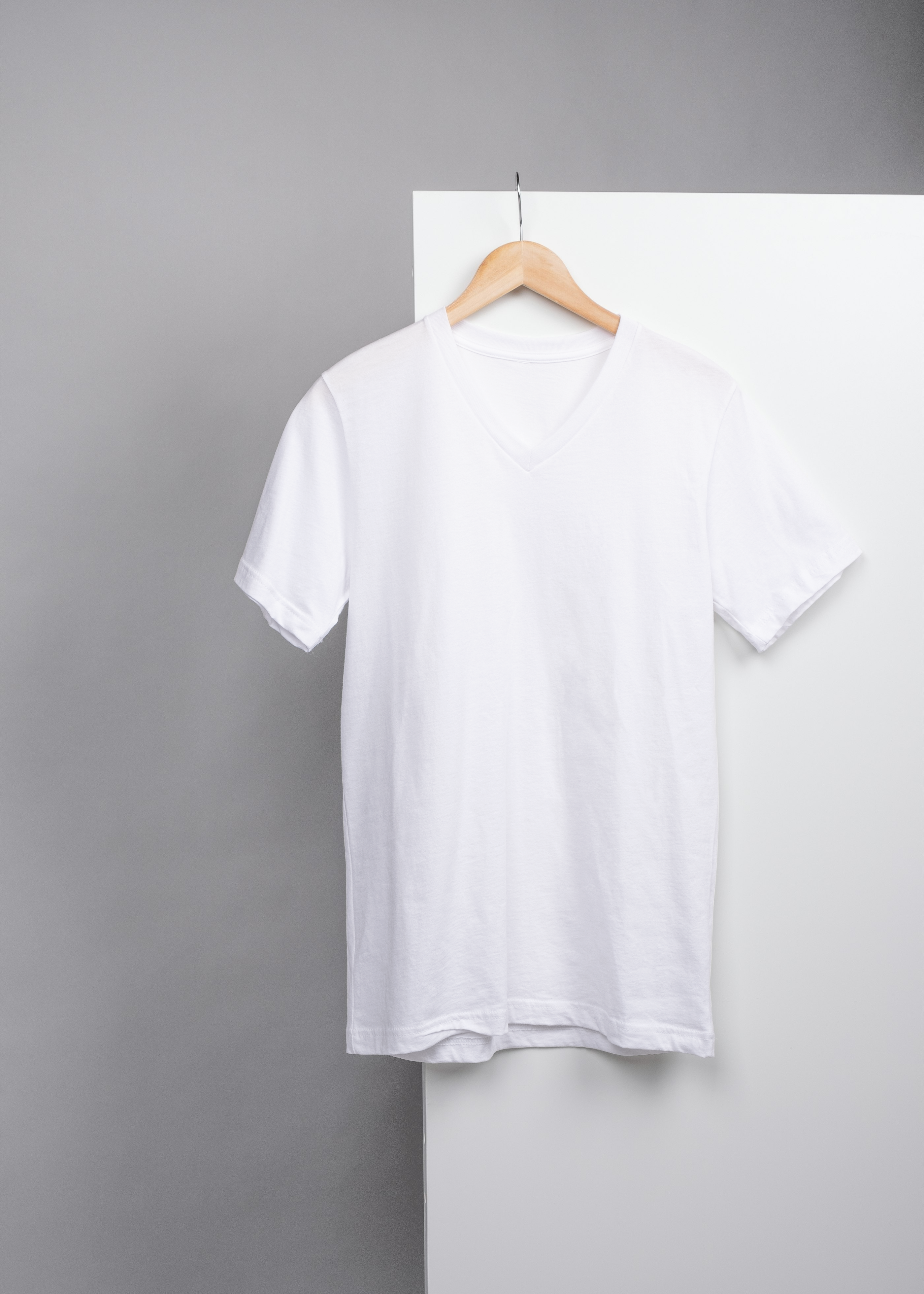 MEN's V NECK T-SHIRT